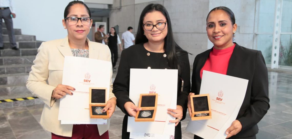 242 Medallas para Docentes de Veracruz