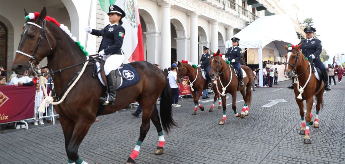 La Gobernadora Presente en el Desfile de la Revolución