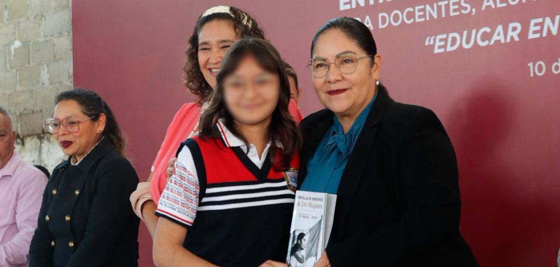 SEV Entrega Cartillas de Derechos de las Mujeres