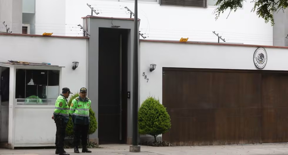 Perú blinda Embajada de México