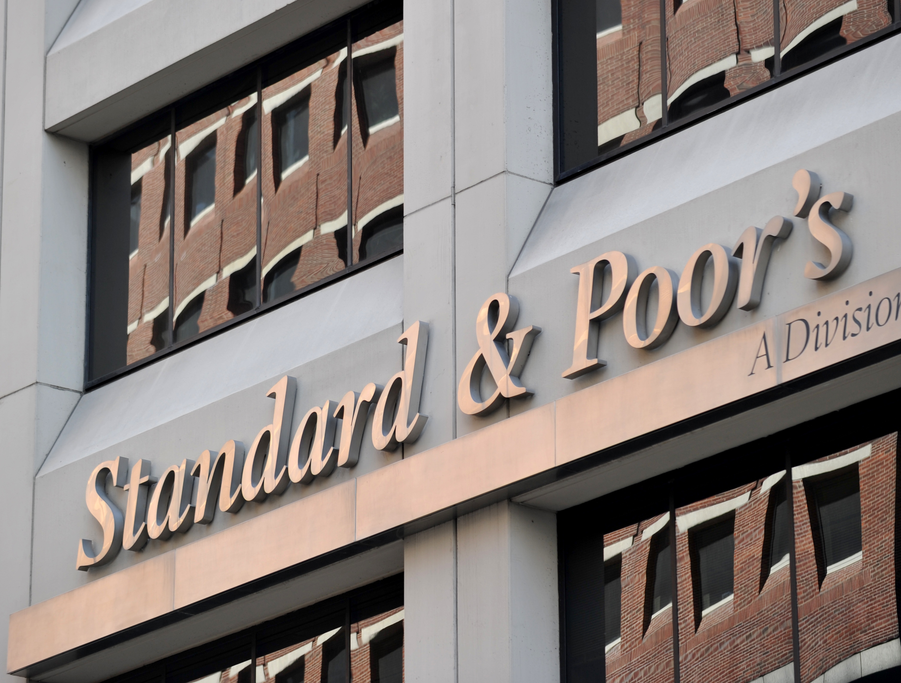 S&P Advierte Riesgos con Perspectiva Negativa